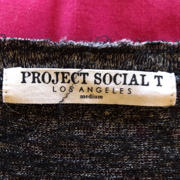 Bitch neck causal tee. - Picture 3 of 3